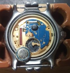 液漏れして電池に粉が拭いている